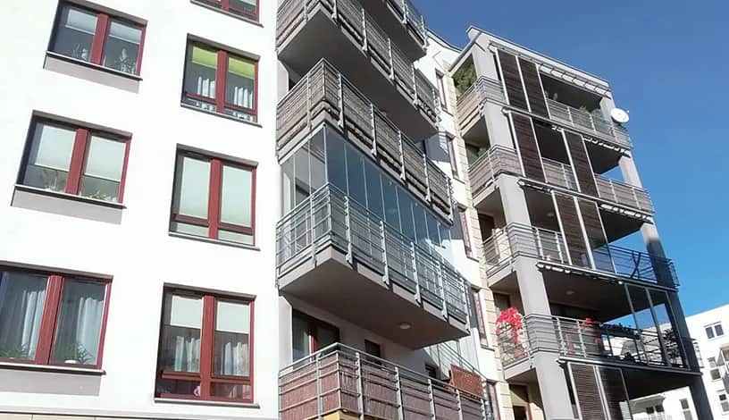 Zabudowa balkonu w bloku: Koszty, formalności i opłacalność 2026