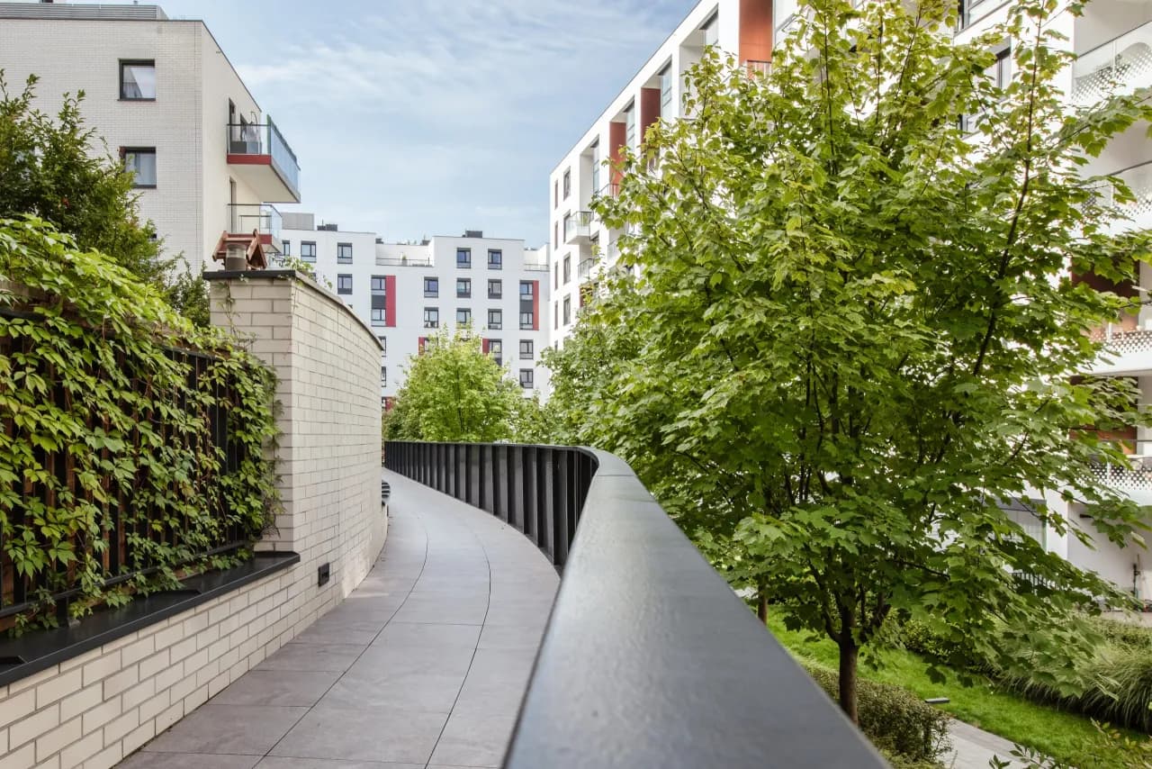 Spółdzielnia vs. wspólnota: Kto naprawdę rządzi Twoim mieszkaniem?