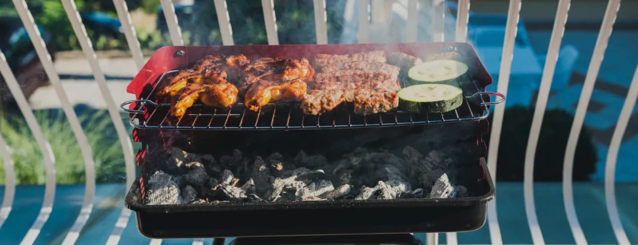 Grill na balkonie: Czy to legalne? Uniknij mandatu i kłótni!
