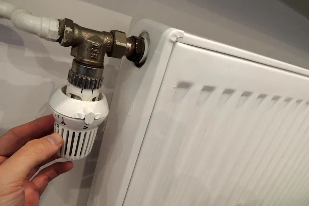 Zimne kaloryfery? Sezon grzewczy w blokach: Co zrobić i jakie masz prawa