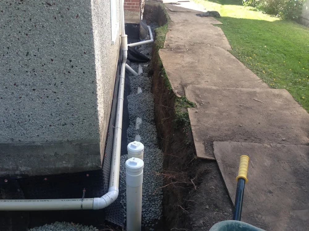 Skuteczne odwodnienie budynku: Poradnik, koszty i przepisy